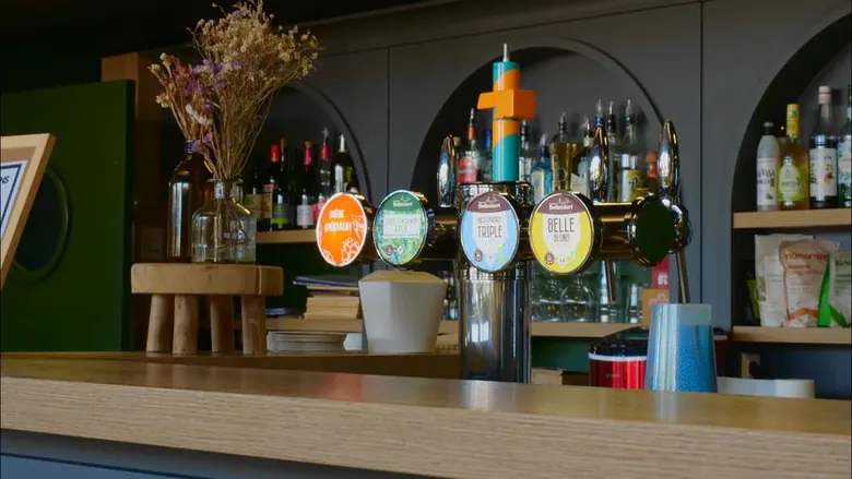 Rangée de tireuses à bière artisanale derrière le comptoir du Gong
