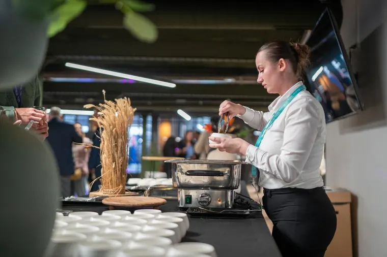 Membre du staff dressant une animation culinaire lors d'un événement