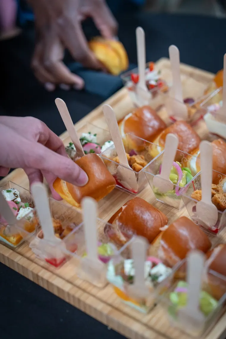 Pièces cocktail dressées sur une planche en bois