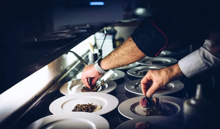 Chef dressant des assiettes gastronomiques en cuisine