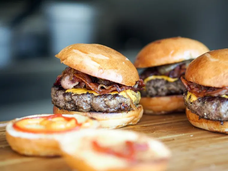 Mini burgers gourmands de style street-food